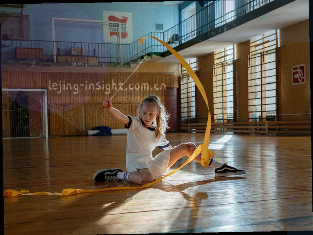 三步订阅球队战报的抽象流程图，圆形节点与连线，荧光青高亮